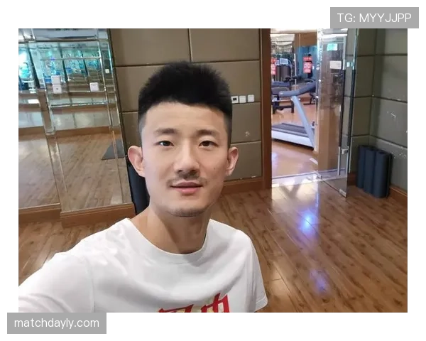 谌龙退役后住进月租五位数的训练基地,每天六点起床陪老婆遛弯 谌龙退役后住进月租五位数的训练基地,每天六点起床陪老婆遛弯