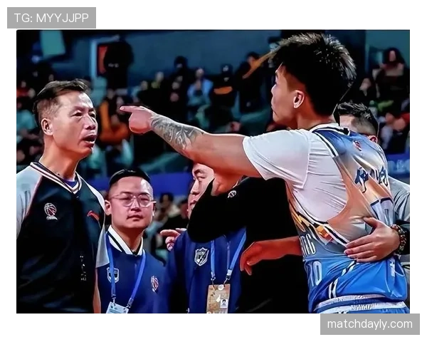 防守犯规的判罚标准:什么动作会被视为阻挡或冲撞违规 防守犯规的判罚标准:什么动作会被视为阻挡或冲撞违规